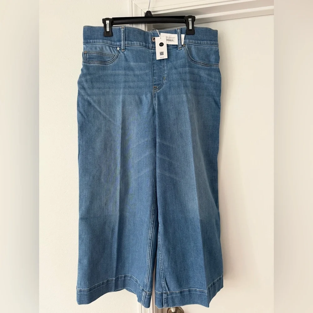 SPANX, New With Tags, 1X Petite (18/20)
Women's Wide Leg Stonewashed Blue Jeans - Picture 2 of 4